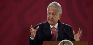 López Obrador promete menores impuestos y más inversión para Pemex