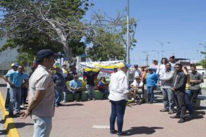 Este miércoles 30 de enero a las doce del mediodía, paraguaneros, acataron el llamado del presidente de la Asamblea Nacional (AN), Juan Guadió