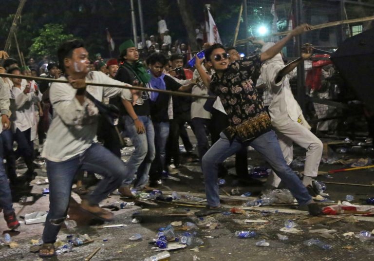 Disturbios en Yakarta tras victoria de Widodo causan 6 muertos y 200 heridos