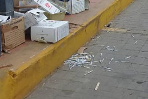 ¡Peligro!, Tiran cajas de inyectadoras usadas en las calles de Coro (+Foto)