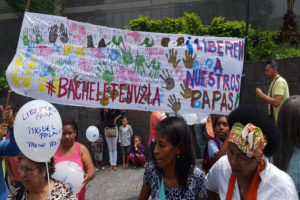 Grupos de venezolanos salieron hoy a protestar en varios puntos de la ciudad de Caracas, aprovechando la visita de la alta comisionada