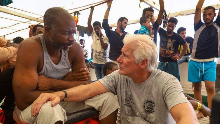 Richard Gere lleva víveres al barco de Open Arms con 121 inmigrantes