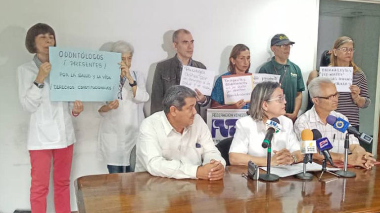 $200 exigen trabajadores de la salud por «daños y perjuicios»