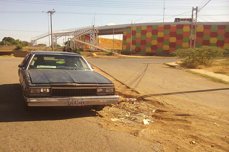 Zanja dejada por Hidrofalcón daña vehículos en Zumurucuare