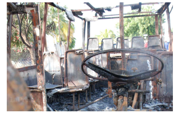 Tres muertos deja incendio de minibús en Yaracuy 