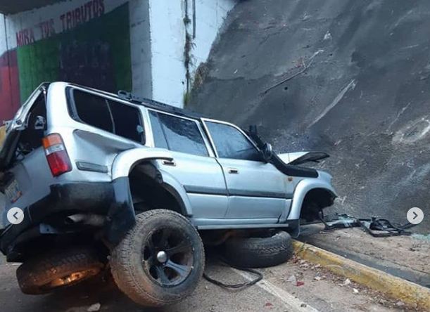 FOTOS| Un herido deja aparatoso choque en la Cota Mil de Caracas