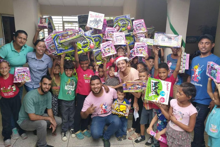 Niños de la Fundación Niño Simón recibieron juguetes