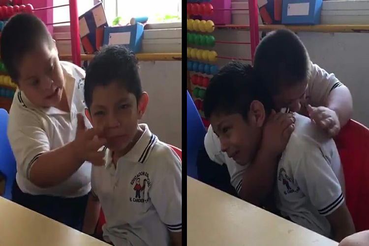 Niño con síndrome de Down consuela a su compañero con autismo en  la clase