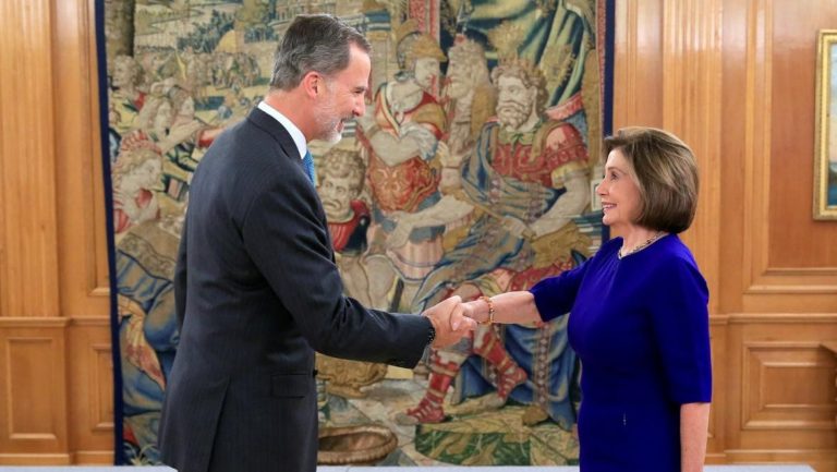 Felipe VI se reúne con Nancy Pelosi y congresistas de EE.UU en Madrid
