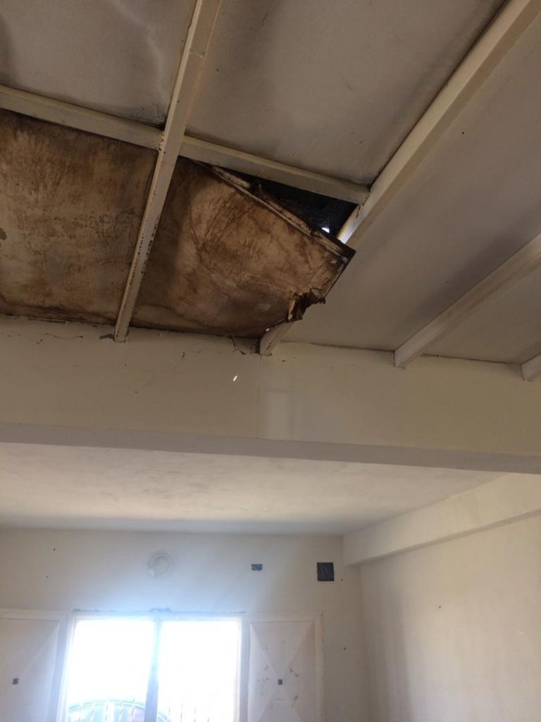A pedazos se cae el techo de Fundasema de Punta Cardón (+Video y Fotos)