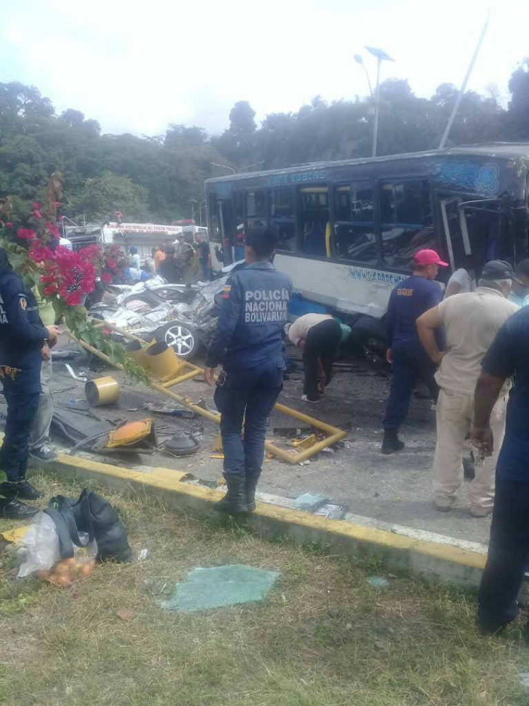 Aparatoso accidente de tres vehículos en Trujillo