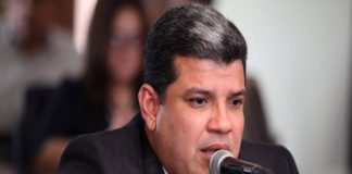 Video| Así salió Luis Parra del Palacio Federal Legislativo tras ingreso de Guaidó y diputados