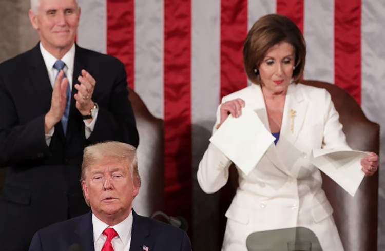 Trump negó el saludo a Nancy Pelosi y esta rompió la copia de su discurso