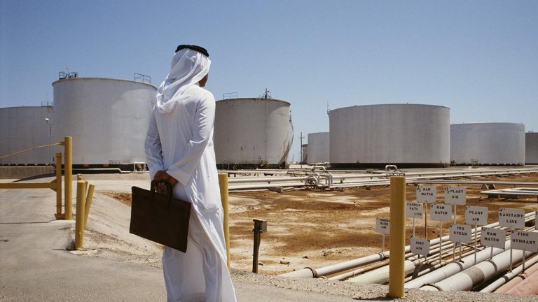 Arabia Saudí reducirá 1 millón de barriles diarios adicionales desde junio