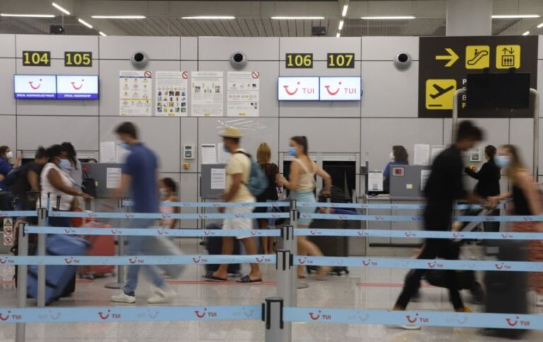 Bruselas pide más restricciones a viajeros de fuera de la UE