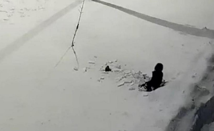 Niño sobrevive de milagro tras caer del piso 12 en Rusia (VIDEO)