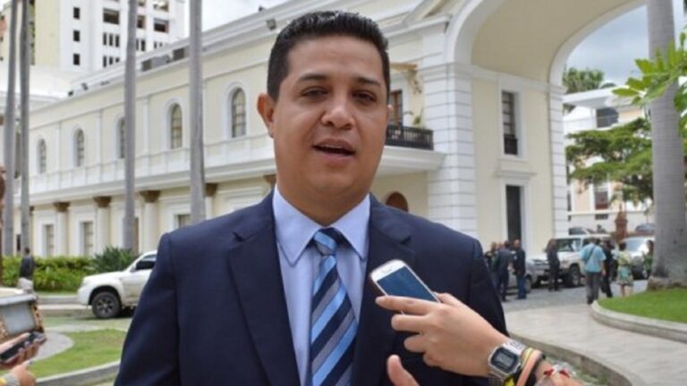 William Gil: EEUU torpedea el diálogo cuando reconoce nuevamente a Guaidó