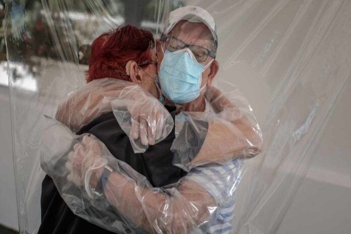 Familiares de internos en residencias vuelven a abrazarse
