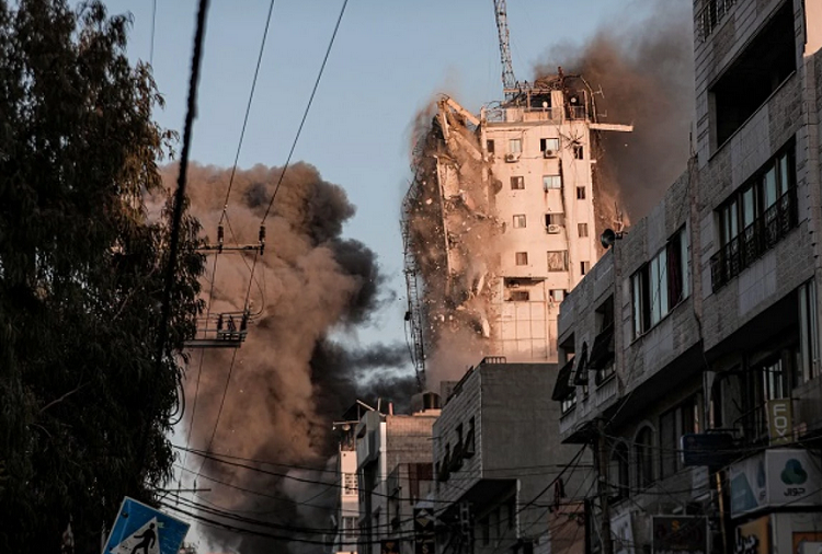 Periodista en vivo desde Gaza, observa cómo bomba tumba edificio