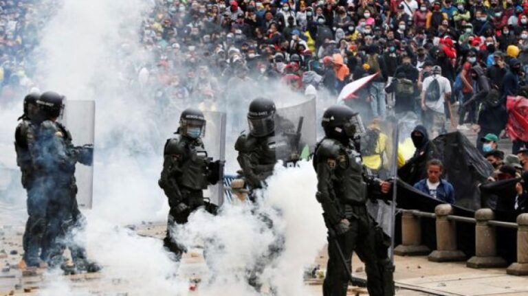 Investigan a policías colombianos por no actuar contra civiles que dispararon
