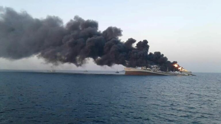 Se incendia y se hunde el barco más grande de la Armada de Irán en el golfo de Omán