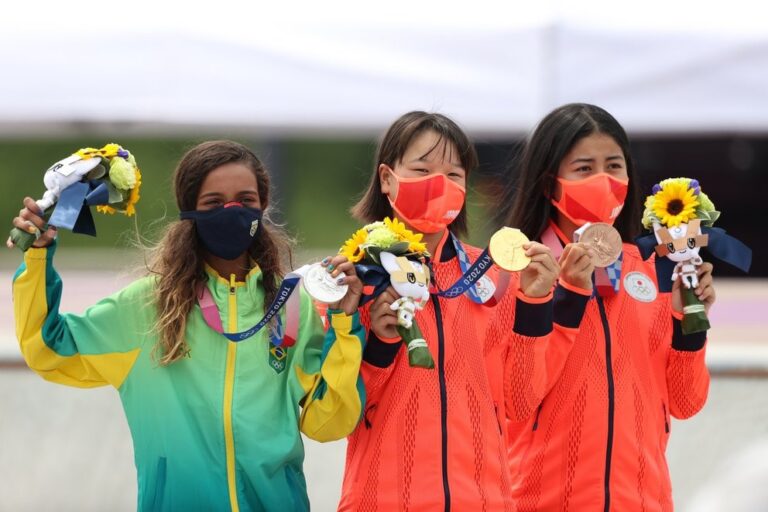 Una niña de 13 años ganó el oro en skateboard e hizo historia en los Juegos Olímpicos de Tokio