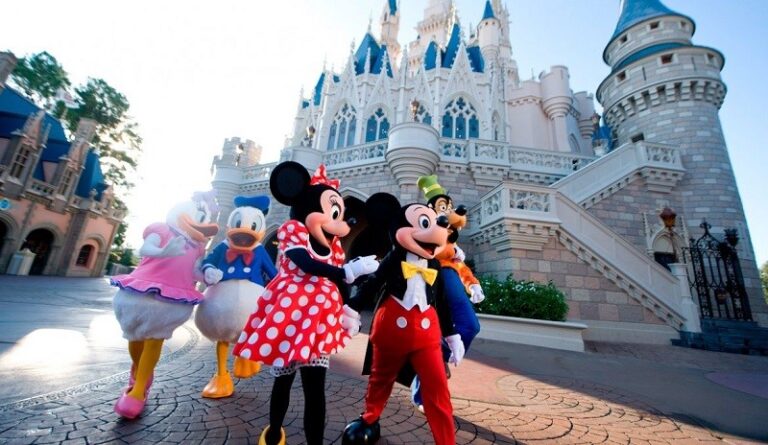 Disney restablece el uso de mascarillas en sus parques en Orlando