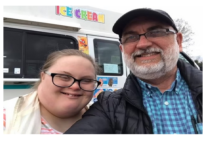 Padre compró a sus hijos con síndrome de Down camión de helados para que puedan trabajar