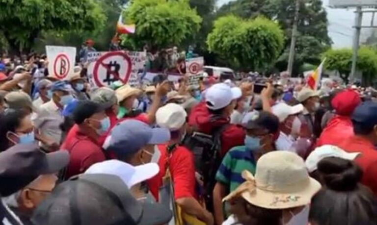Excombatientes salvadoreños protestan contra el bitcóin y exigen más pensión