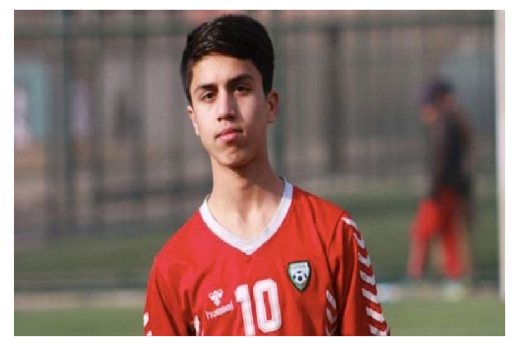 Joven futbolista afgano murió al caer de un avión militar al intentar huir de su país