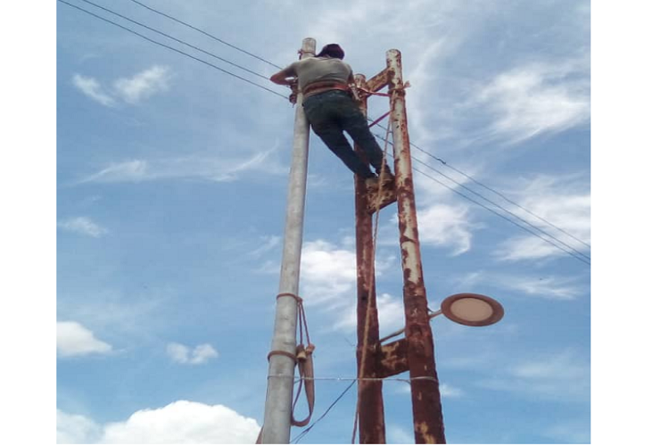 Sustituyen postes para estabilizar fluido eléctrico en Amuay
