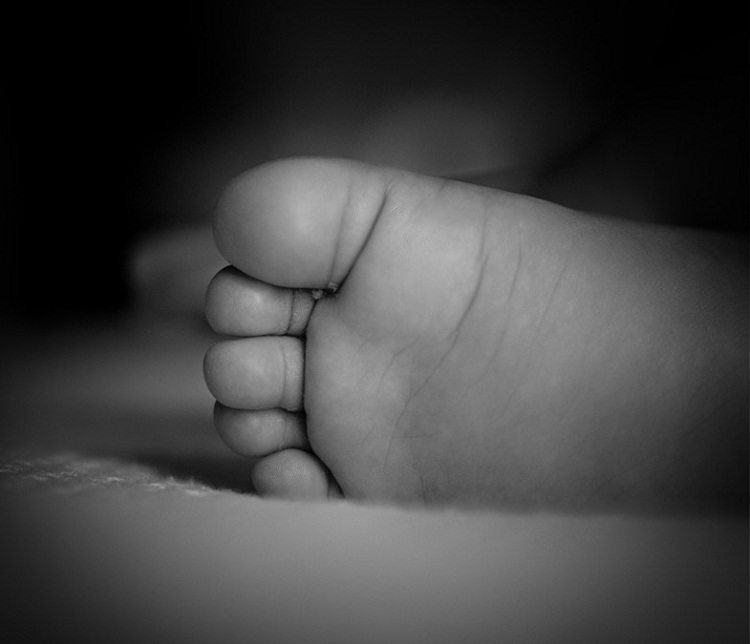 Bebé murió al dormirse su madre cuando le daba el pecho