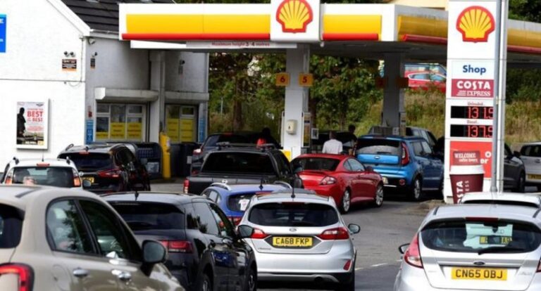 Continúan las largas filas de vehículos en las gasolineras británicas