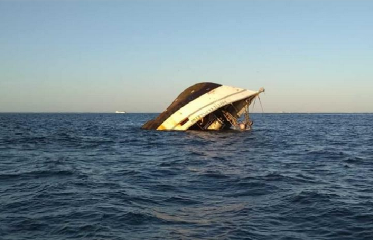 Barco pesquero chino se hunde en la costa occidental dejando un muerto y 2 desaparecidos