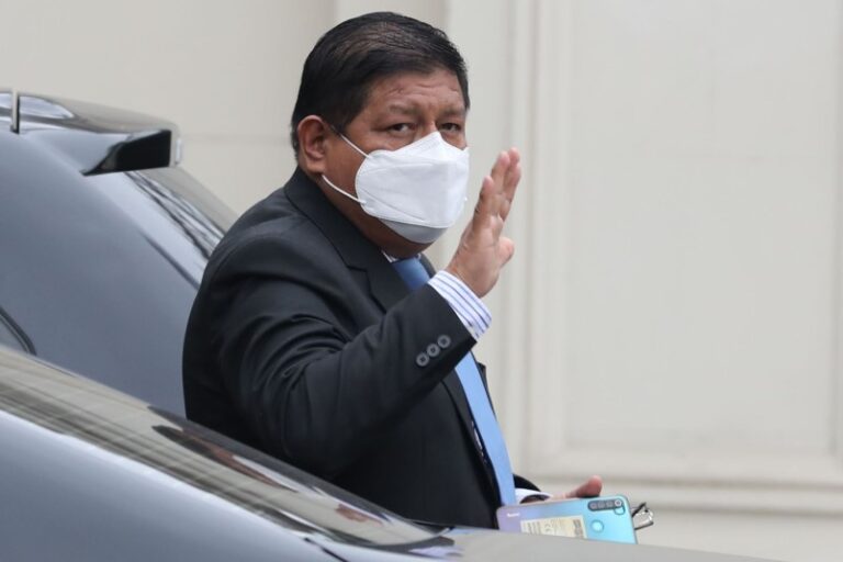 Ministro de Defensa de Perú pone su cargo a disposición en medio de escándalo