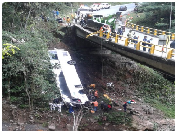 Siete muertos y 31 heridos dejó la caída de un autobús al abismo en Colombia