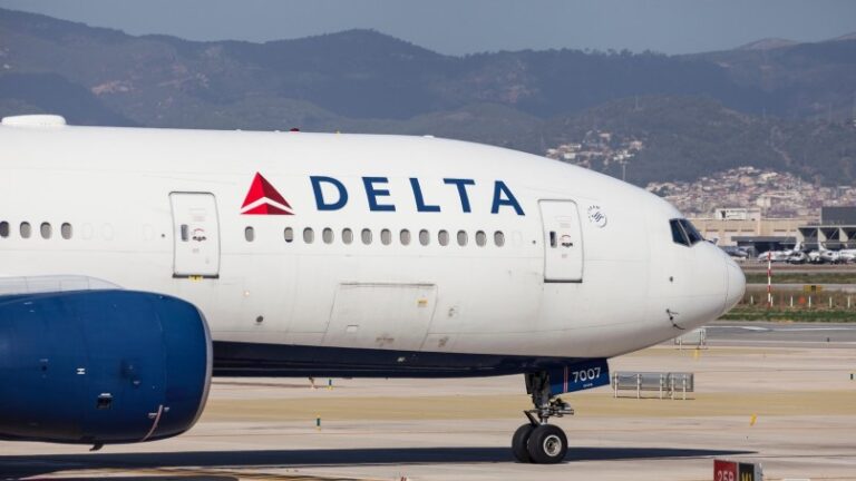 Delta y United cancelan más de 200 vuelos en Navidad por ómicron