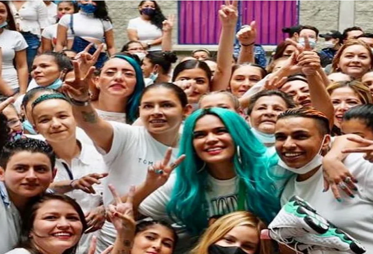 Karol G visita una cárcel femenina de Medellín