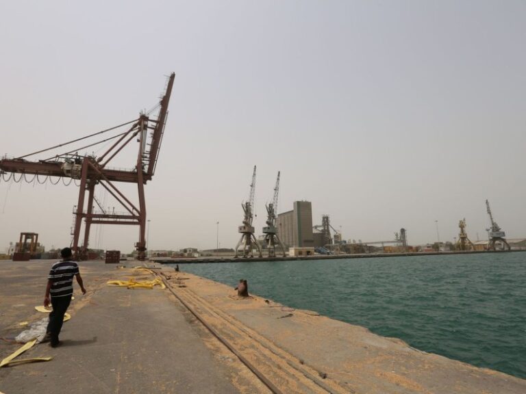 Rebeldes yemeníes confiscan un barco en el Mar Rojo