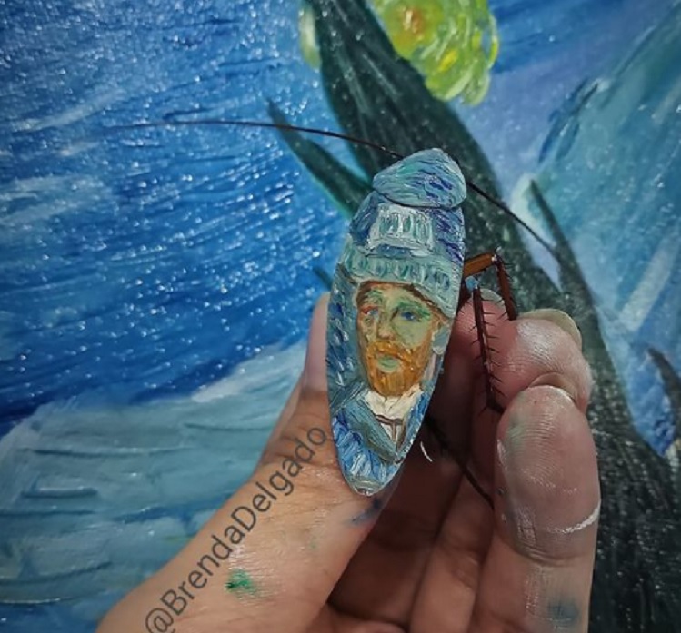 Joven artista utiliza cucarachas como lienzos para sus obras de arte