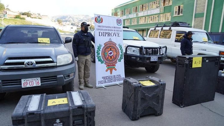 Policía de Bolivia recupera vehículos de embajada venezolana vendidos por diplomáticos de Guaidó