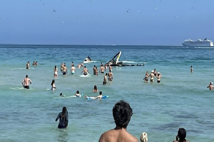 Video|Helicóptero cayó al lado de una playa con cientos de bañistas en Miami
