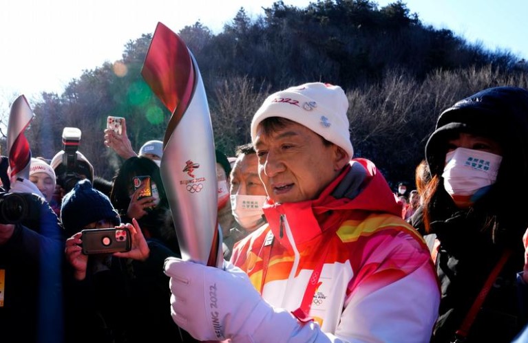 La llama olímpica llega a la Gran Muralla en manos de Jackie Chan