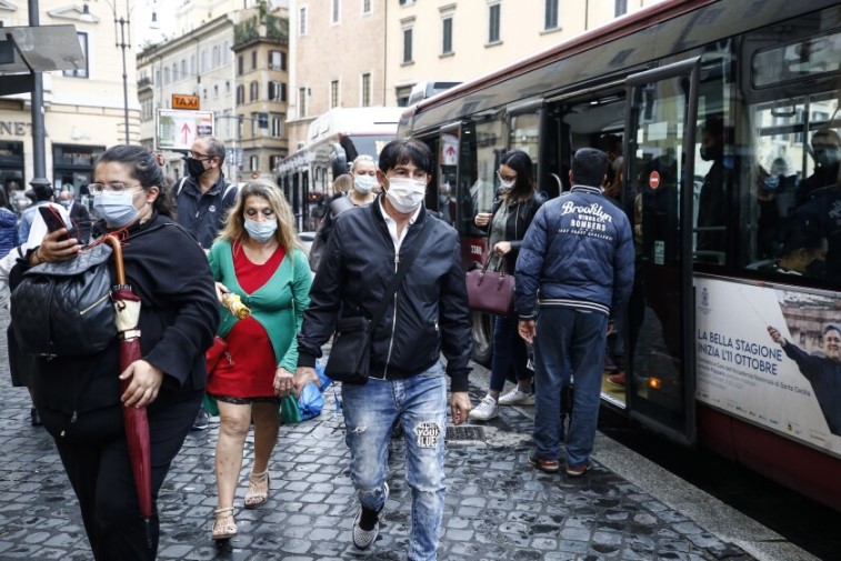 Italia puso fin al uso de las mascarillas al aire libre