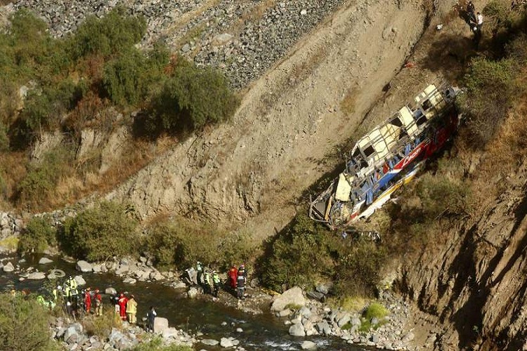20 muertos y 33 heridos en accidente de autobús en Perú