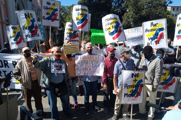 Jubilados y pensionados protestan por el aumento de apenas 130 bolívares