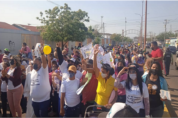 Angelitos especiales marcharon en Carirubana para conmemorar su Día