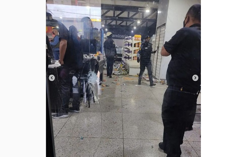 Lanzan granada a un reconocido Supermarket de La Curva de Molina en Zulia