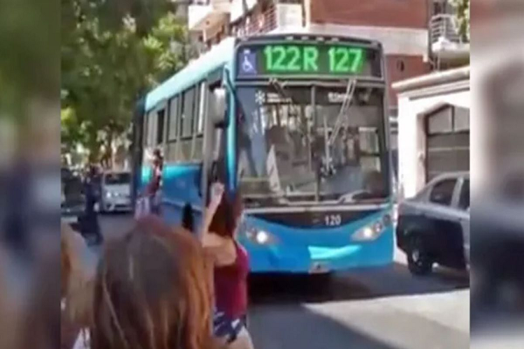 Video|Mujer apedreó un autobús porque “se demoró mucho” en pasar