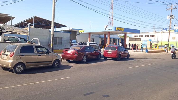 Paraguaná| Conductores sugieren abastecer temprano a las estaciones de servicio